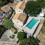 Villa To Throni