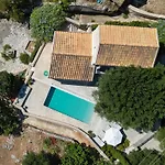 Villa To Throni
