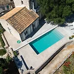 Villa To Throni